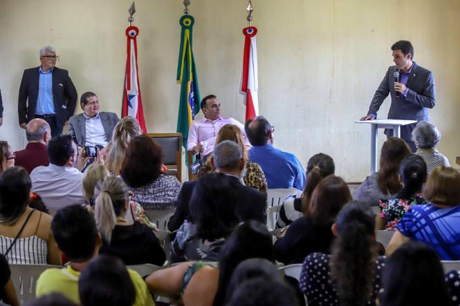 Na manhã desta terça-feira (16), o governador Helder Barbalho esteve na sede da Companhia de Habitação do Pará (Cohab), para participar, junto com o presidente do órgão, José Scaff Filho, das comemorações pelos 54 anos da instituição. Durante a programação foram entregues 54 cheques moradia e realizada a assinatura simbólica de 200 títulos de regularização fundiária.

FOTO: MARCO SANTOS / AGÊNCIA PARÁ
DATA: 16.04.2019
BELÉM - PARÁ <div class='credito_fotos'>Foto: Marco Santos / Ag. Pará   |   <a href='/midias/2019/originais/73a4e41a-3bf4-48be-ab4b-37854fe7b1e3.jpg' download><i class='fa-solid fa-download'></i> Download</a></div>