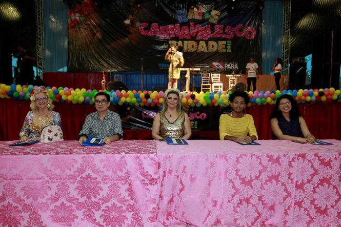 Cores, animação e muita alegria não faltaram na 19° edição do Baile Carnavalesco da Terceira Idade, realizado na quinta-feira (28), no Hangar - Centro de Convenções da Amazônia, em Belém. O evento, que é promovido pela Secretaria de Estado de Esporte e Lazer (Seel), por meio do programa Vida Ativa na Terceira Idade, reuniu cerca de quatro mil idosos de associações e entidades que atuam em ações voltadas para esse público. Uma das grandes atrações foi o concurso que escolheu a “Rainha das Rainhas” da melhor idade, o título deste ano ficou com a candidata Ângela Maria, de 64 anos.

FOTO: RICARDO AMANAJÁS / AGÊNCIA PARÁ
DATA: 28.02.2019
BELÉM - PARÁ <div class='credito_fotos'>Foto: Ricardo Amanajás / Ag. Pará   |   <a href='/midias/2019/originais/73d0e5b2-f2b9-4399-a678-1169766d72d6.jpg' download><i class='fa-solid fa-download'></i> Download</a></div>