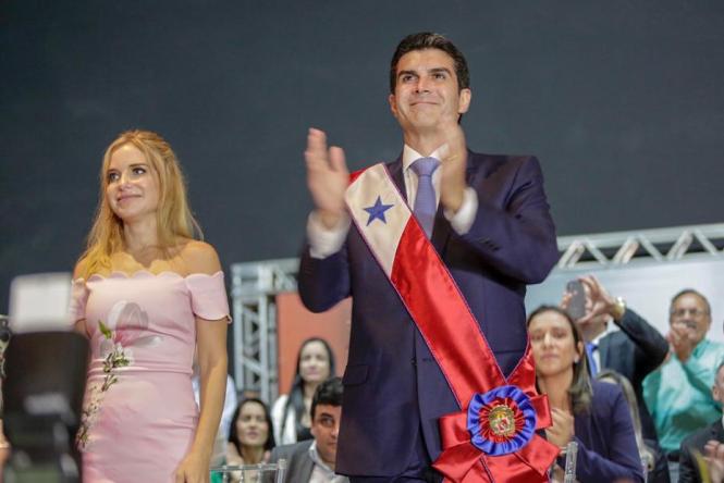 O novo Governador do Pará, Helder Barbalho (foto), participou na tarde desta terça-feira, 1° de janeiro, de ato solene na cidades de Marabá, marcando o início da sua gestão à frente do Estado do Pará.

FOTO: MARCO SANTOS
DATA: 01.01.2019
MARABÁ - PARÁ <div class='credito_fotos'>Foto: MARCO SANTOS   |   <a href='/midias/2019/originais/73f5401c-56b4-4518-9f37-2d3e188aa116.jpg' download><i class='fa-solid fa-download'></i> Download</a></div>