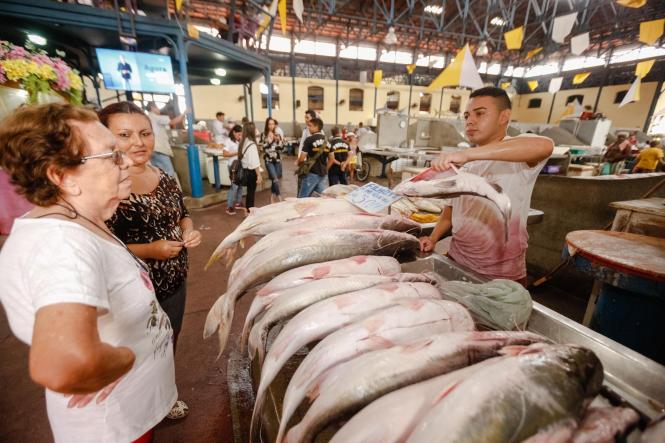 Uma equipe de fiscais do Procon do Pará esteve nesta terça-feira (16), desde às 8h30, no mercado de peixe do Ver-o-Peso, realizando ações de fiscalização dentro da Operação Páscoa 2019. O trabalho realizado pela Diretoria de Proteção e Defesa do Consumidor do Pará, vinculada à Secretaria de Estado de Justiça e Direitos Humanos (Sejudh), busca identificar e inibir abusos na comercialização de pescado e outros produtos muito procurados nesta época do ano.
Na foto Celia Chermont.

FOTO: FERNANDO ARAÚJO / AGÊNCIA PARÁ
DATA: 16.04.2019
BELÉM - PARÁ <div class='credito_fotos'>Foto: Fernando Araújo/Ag. Pará   |   <a href='/midias/2019/originais/74150736-afa8-4840-98aa-6a0f5a07b02c.jpg' download><i class='fa-solid fa-download'></i> Download</a></div>