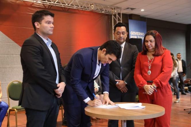 A Empresa de Assistência Técnica e Extensão Rural do Estado do Pará (Emater), por meio da presidente Cleide Amorim, e o Instituto de Terras do Pará (Iterpa), por meio do presidente Bruno Kono, firmaram um termo de cooperação técnica inédito que alia assistência técnica e regularização fundiária, desburocratizando e acelerando os processos, integrando os órgãos e promovendo desenvolvimento sustentável para a agricultura familiar.

FOTO  MARCILIO COSTA / ASCOM ITERPA
DATA 03.04.2019
MARABA - PARA <div class='credito_fotos'>Foto: Marcilio Costa / Ascom ITERPA   |   <a href='/midias/2019/originais/741e3cd2-6e29-4fd1-bb37-0bc632316bf8.jpg' download><i class='fa-solid fa-download'></i> Download</a></div>