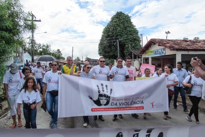 Centenas de mulheres participaram na manhã desta sexta-feira (08) em que se comemora o Dia Internacional da Mulher, de uma caminhada pelas ruas do bairro São Felix. O evento foi coordenado pelo Conselho de Defesa dos Direitos da Mulher de Marabá – COMDIM e pela Secretaria de Assistência Social e teve a presença do Secretário Regional de Governo do Sul e Sudeste do Pará, João Chamon Neto, do presidente da Câmara Municipal de Marabá, vereador Pedro Correa, da Vereadora Irismar Araújo Melo, além de representantes de grupos que lutam pelos direitos das mulheres.

FOTO: DIVULGAÇÃO
DATA: 08.03.2019
MARABÁ - PA <div class='credito_fotos'>Foto: Divulgação   |   <a href='/midias/2019/originais/742d4faa-e08b-4c3b-a225-92ffc99b643e.jpg' download><i class='fa-solid fa-download'></i> Download</a></div>