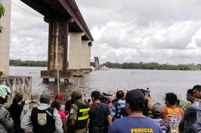 O governador Helder Barbalho convocou, neste sábado (6), representantes de diversos órgãos da segurança pública para discutir ações para acelerar o resgate as vítimas do acidente ocorrido na ponte sobre o Rio Moju, ocorrido nesta madrugada. A ponte em questão é a terceira (no sentido de saída de Belém) do complexo de quatro pontes da Alça Viária, localizada na rodovia PA-483. Ela desabou após uma balsa ter batido um de seus pilares. Dois veículos que passavam na via no momento da colisão, caíram no rio. 

FOTO: RAFAEL FERREIRA / DIVULGAÇÃO
DATA: 06.04.2019
MOJU - PA <div class='credito_fotos'>Foto: RAFAEL FERREIRA / DIVULGAÇÃO   |   <a href='/midias/2019/originais/744295a5-ddf0-4c47-9c66-15f6213cba98.jpg' download><i class='fa-solid fa-download'></i> Download</a></div>