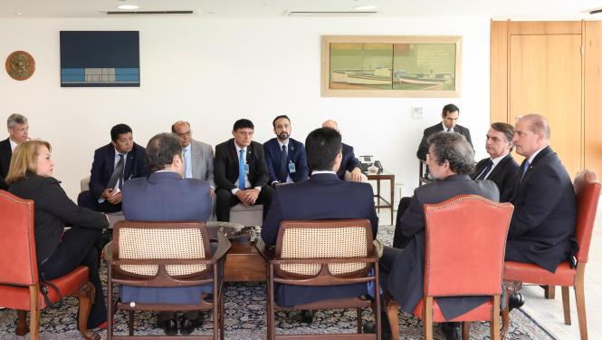 O governador do Estado, Helder Barbalho, reuniu-se, na manhã desta quarta-feira (10), no Palácio do Planalto, em Brasília (DF), com o presidente Jair Bolsonaro e o ministro-chefe da Casa Civil, Onyx Lorenzoni, com quem tinha uma agenda na capital federal. Por conta do assunto levado por Helder para o encontro – a reconstrução da ponte sobre o Rio Moju, destruída após um sinistro, no último sábado (6)
                                  

Foto: Marcos Corrêa/PR
DATA: 10.04.2019
BRASÍLIA - DF <div class='credito_fotos'>Foto: MARCOS CORRÊA / PR   |   <a href='/midias/2019/originais/74716cda-9b6f-466f-9aa2-4c7d7089c567.jpg' download><i class='fa-solid fa-download'></i> Download</a></div>