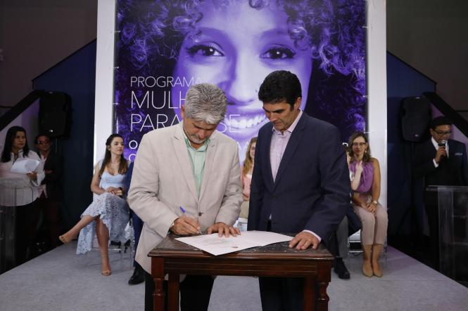 As mulheres paraenses contarão, durante todo o mês de março, com uma vasta programação promovida pelo Governo do Estado, voltada especificamente para elas. O programa “Mulher Paraense”, que reúne 85 iniciativas de órgãos estaduais em todas as regiões do Pará, pretende oferecer mais de sete mil atendimentos nas diferentes áreas de interesse do público feminino, como saúde, educação, oferta de crédito, empreendedorismo e garantia de direitos. O conjunto de ações integradas foi apresentado pelo governador do Estado, Helder Barbalho, no Palácio do Governo, na noite de sexta-feira (8), quando se comemorou o Dia Internacional da Mulher.

FOTO: MARCELO SEABRA / AGÊNCIA PARÁ
DATA: 09.03.2019
BELÉM - PARÁ <div class='credito_fotos'>Foto: Marcelo Seabra / Ag. Pará   |   <a href='/midias/2019/originais/7480d072-58f2-4d30-9b7d-2be7c3c2c412.jpg' download><i class='fa-solid fa-download'></i> Download</a></div>