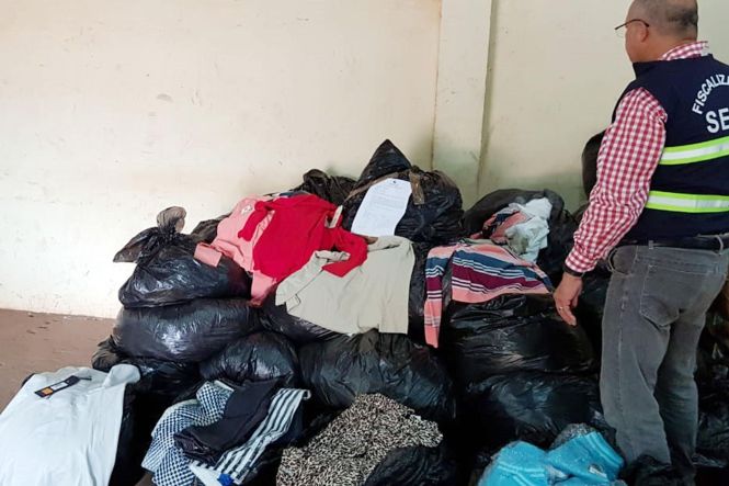 A Secretaria da Fazenda do Pará (Sefa) apreendeu um veículo transportando quase 3 mil peças de roupas sem nota fiscal. A apreensão ocorreu no último dia 15 na coordenação de mercadorias em trânsito do Itinga, localizada na BR-010, em Dom Eliseu, no nordeste do Estado, divisa com o Estado do Maranhão. Um caminhão tipo baú saiu de Manaus (AM), com destino a Uberlândia (MG), e foi parado pela fiscalização para fazer o registro das notas fiscais e pesagem do veículo. 

FOTO: ASCOM / SEFA
DATA: 18.04.2019
DOM ELISEU - PARÁ <div class='credito_fotos'>Foto: ASCOM / SEFA   |   <a href='/midias/2019/originais/7482d8f4-b2ab-45eb-9722-be2677e122a3.jpg' download><i class='fa-solid fa-download'></i> Download</a></div>