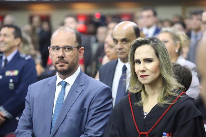 O novo presidente do Tribunal Regional Eleitoral do Pará (TRE-PA), desembargador Roberto Gonçalves de Moura, e a Vice-Presidente, corregedora e desembargadora Luzia Nadja Guimarães Nascimento, foram empossados nesta sexta-feira (25). A posse foi concedida pela desembargadora Célia Regina de Lima Pinheiro em Sessão Plenária Extraordinária, realizada às 19h na sede do órgão. O governador Helder Barbalho e o vice-governador do Estado, Lúcio Vale, participaram da cerimônia.

FOTO: MARCO SANTOS / AGÊNCIA PARÁ
BELÉM - PARÁ
DATA: 25.01.2019 <div class='credito_fotos'>Foto: Marco Santos / Ag. Pará   |   <a href='/midias/2019/originais/749af0e6-7838-4702-b358-133d2cadcbfc.jpg' download><i class='fa-solid fa-download'></i> Download</a></div>