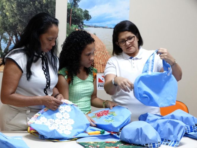       Em iniciativa inédita promovida pelo Hospital Público Estadual Galileu (HPEG), em conjunto com o Ministério Público do Trabalho, tem feito a diferença na vida de muitos jovens e adultos em áreas de vulnerabilidade social em Belém (PA).

FOTO: ASCOM / HPEG
DATA: 29.04.2019
BELÉM - PARÁ                          <div class='credito_fotos'>Foto: ASCOM / HPEG   |   <a href='/midias/2019/originais/74ef82e1-2e66-4ce2-bbc8-c34e712528e0.jpg' download><i class='fa-solid fa-download'></i> Download</a></div>