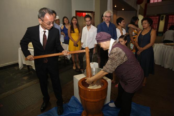 A comunidade nipo-brasileira do Pará comemorou a entrada de 2019 no auditório da Associação Pan-Amazônia Nipo-Brasileira, no domingo (6), em Belém. O evento deu início às homenagens aos 90 anos da imigração japonesa na Amazônia e contou com a presença do Governo do Estado. O chefe de gabinete, Luiziel Guedes, esteve representando o governador Helder Barbalho.

FOTO: CARLOS SODRÉ / AG. PARÁ
DATA: 06.01.2019
BELÉM - PARÁ <div class='credito_fotos'>Foto: CARLOS SODRÉ / AG. PARÁ    |   <a href='/midias/2019/originais/7508eb00-184c-4e8c-bfdd-31650dca2ca0.jpg' download><i class='fa-solid fa-download'></i> Download</a></div>