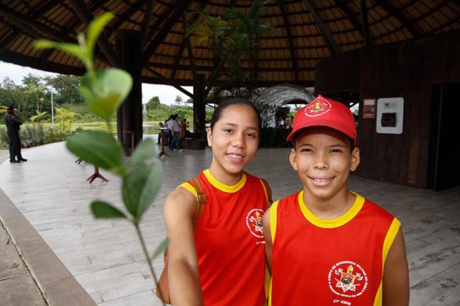 O Parque do Utinga recebeu na manhã desta segunda (25), a abertura da Semana da Festa Anual das Árvores, promovida pelo Instituto de Desenvolvimento Florestal e da Biodiversidade do Estado do Pará (Ideflor-Bio), com a presença de mais de 500 pessoas, entre parceiros e visitantes. Palestras, plantação de mudas e trilhas, sempre voltadas à educação e conscientização ambiental, fizeram parte da programação.  

FOTO: WAGNER SANTANA / AGÊNCIA PARÁ
DATA: 25.03.2019
BELÉM - PA

Na foto GRAZIELA VITÓRIA E EMANUEL ÉRICK  <div class='credito_fotos'>Foto: Wagner Santana / Ag. Pará   |   <a href='/midias/2019/originais/750e3eca-f26d-4b41-9882-4bf66807e9d4.jpg' download><i class='fa-solid fa-download'></i> Download</a></div>