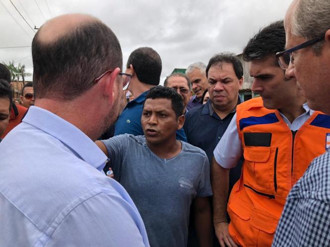 O governador do Estado, Helder Barbalho, e o vice-governador, Lúcio Vale, estão neste momento em Paragominas, no sudeste paraense, onde fazem um sobrevoo para verificar, in loco, a situação do município, que foi atingido por uma chuva que durou cerca de seis horas na madrugada de sábado (23). Vários pontos da cidade ficaram submersos.

FOTO: NATÁLIA MELLO
DATA: 24.03.2019
PARAGOMINAS - PARÁ <div class='credito_fotos'>Foto: NATÁLIA MELLO / SECOM   |   <a href='/midias/2019/originais/75102043-6f27-4d4c-bdfd-0c957a607ad9.jpg' download><i class='fa-solid fa-download'></i> Download</a></div>