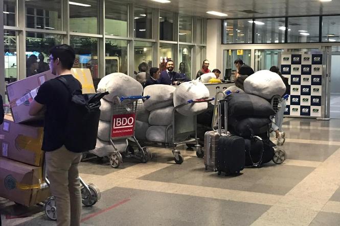 Seis mil peças de roupas, sem documentação fiscal, foram apreendeidas no terminal de passageiros do Aeroporto Val de Cães, em Belém. A apreensão, realizada pela a Secretaria de Estado da Fazenda (Sefa), encontrou 59 fardos de mercadorias com valor estimado em R$ 90 mil reais.

FOTO: ASCOM / SEFA
DATA: 13.03.2019
BELÉM - PARÁ <div class='credito_fotos'>Foto: ASCOM / SEFA   |   <a href='/midias/2019/originais/753220af-3d56-4a3f-b727-b5b25660c119.jpg' download><i class='fa-solid fa-download'></i> Download</a></div>