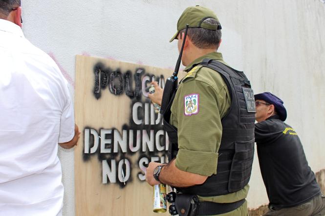 Órgãos de segurança pública estaduais e municipais iniciaram, nesta segunda-feira (11), a Operação Tolerância Zero. O objetivo é remover pichações feitas por facções criminosas nos muros de bairros localizados na área da Grande Belém.

FOTO: ASCOM PM-PA
DATA: 11.02.2019
BELÉM - PARÁ <div class='credito_fotos'>Foto: Ascom PMPA   |   <a href='/midias/2019/originais/7540c96a-fb6b-4b51-8672-72b4ac2d88cf.jpg' download><i class='fa-solid fa-download'></i> Download</a></div>