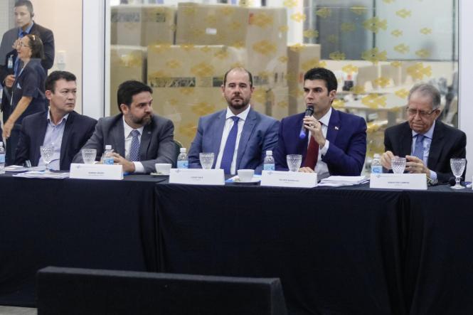 O Governo do Pará vai revisar as concessões de incentivos fiscais a empresas que já operam no Estado, para saber de que maneira esses benefícios estão impactando diretamente na geração de emprego e renda para a população paraense. Além disso, o Executivo deve enviar à Assembleia Legislativa, nos próximos dias, Projeto de Lei que moderniza as leis tributárias. As ações, anunciadas pelo governador Helder Barbalho na manhã desta segunda-feira (18), durante reunião com os representantes dos órgãos que compõem o sistema "S", na sede do Serviço Brasileiro de Apoio às Micro e Pequenas Empresas (Sebrae), representam as medidas que o Pará está adotando para favorecer o ambiente de negócios no Estado.  

 FOTO: MARCELO SEABRA / AGÊNCIA PARÁ
DATA: 18.03.2019
BELÉM - PA <div class='credito_fotos'>Foto: Marcelo Seabra / Ag. Pará   |   <a href='/midias/2019/originais/755cd68b-2f1e-4a75-b896-5cf1c649d4e2.jpg' download><i class='fa-solid fa-download'></i> Download</a></div>