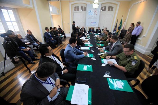 O I Colégio de ex-superintendentes do Sistema Penitenciário do Estado (Susipe), reuniu na última sexta feira (8/2), ex-titulares da pasta para debater suas experiências na gestão prisional do Estado. O grupo irá se encontrar mensalmente e deliberar ações necessárias para a melhoria do sistema carcerário paraense e ainda escolher os representantes para os conselhos penitenciários.
 

FOTO: ASCOM / SUSIPE
DATA: 12.02.2019
BELÉM - PARÁ <div class='credito_fotos'>Foto: ASCOM SUSIPE   |   <a href='/midias/2019/originais/757bb02a-ef5f-4131-a530-8918fc9aeded.jpg' download><i class='fa-solid fa-download'></i> Download</a></div>