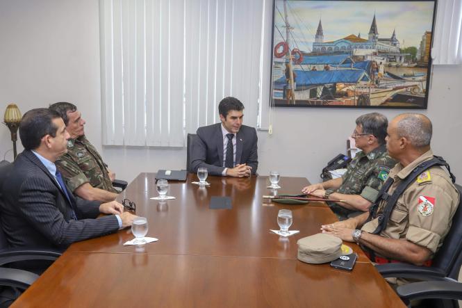 Em visita aos Estados brasileiros, o comandante geral do Exército, general Edson Leal Pujol, esteve, na tarde desta segunda-feira (08), em Belém, no Palácio do Governo, para um encontro com o governador do Estado, Helder Barbalho. Pujol se solidarizou com o povo paraense, por conta do sinistro ocorrido no último sábado (06), na ponte sobre o rio Moju, nordeste paraense, e colocou o Exército brasileiro à disposição do Governo do Estado, caso seja necessário.

FOTO: MARCO SANTOS / AGÊNCIA PARÁ
DATA: 08.04.2019
BELÉM - PA <div class='credito_fotos'>Foto: Marco Santos / Ag. Pará   |   <a href='/midias/2019/originais/7584a71c-120a-443f-8ba6-b2eb417da889.jpg' download><i class='fa-solid fa-download'></i> Download</a></div>