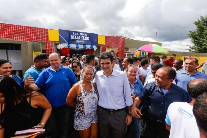 O município de Marituba, na Região Metropolitana de Belém (RMB), deverá ganhar, em breve, um complexo cultural, de lazer, turismo e negócios, a ser construído por meio de uma parceria entre a Prefeitura local e o governo do Estado. O primeiro passo para a implementação do projeto foi dado na tarde desta quarta-feira (17), quando o governo do Estado oficializou a cessão de uma área que pertencia à Empresa de Assistência Técnica e Extensão Rural do Estado (Emater-PA) para a gestão municipal. O ato contou com a participação do governador Helder Barbalho, de secretários estaduais e de representantes do município, que se reuniram no auditório da Emater, no KM-12 da Rodovia BR-316.

FOTO: MARCELO SEABRA ;/ AGÊNCIA PARÁ
DATA: 17.04.2019
MARITUBA - PARÁ <div class='credito_fotos'>Foto: Marcelo Seabra / Ag. Pará   |   <a href='/midias/2019/originais/758b6635-385c-40e5-bfa7-e2b8029dac75.jpg' download><i class='fa-solid fa-download'></i> Download</a></div>