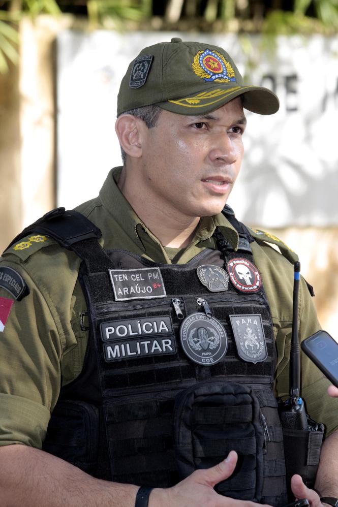 A feirante Lílian Monteiro, de 44 anos, há 5 tem uma barraca em uma feira no bairro do Guamá. Embora tenha a sorte de nunca ter sofrido um assalto na vida, ela reconhece que as chances de algo do tipo acontecer diminuem bastante quando há policiamento à vista. E reconhece ainda que a movimentação no entorno mudou sensivelmente depois que uma viatura passou a ficar de prontidão bem na esquina onde ela trabalha. . Essa maior tranquilidade que Lilian e boa parte da população já consegue sentir é fruto da operação Polícia Mais Forte, criada pelo Governo do Estado e operacionalizada pela Polícia Militar desde o dia 12 de janeiro, e que deve durar por tempo indeterminado. Diariamente - Na prática, são 180 PMs a mais nas ruas e outras 60 viaturas extras atuando em todos os bairros de Belém e região metropolitana. Na foto, o tenente coronel Jorge Araújo, comandante do 20o Batalhão da PM.

FOTO: RICARDO AMANAJÁS / AG. PARÁ
DATA: 04.02.2019
BELÉM - PARÁ <div class='credito_fotos'>Foto: Ricardo Amanajás / Ag. Pará   |   <a href='/midias/2019/originais/759e35b6-3569-41f5-b05e-90b1978cb4c5.jpg' download><i class='fa-solid fa-download'></i> Download</a></div>