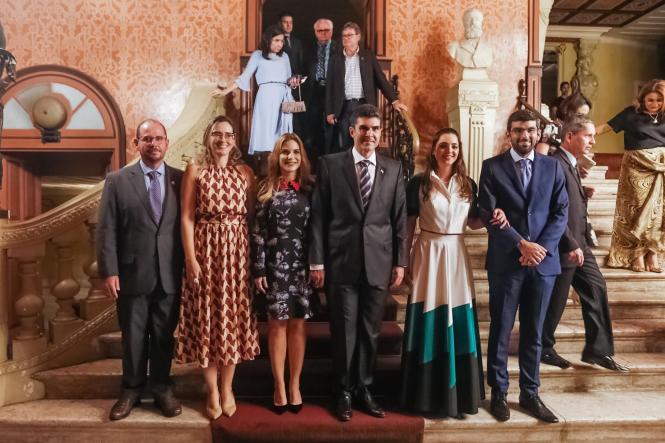 Não há como vencer os desafios relacionados à geração de emprego e renda em um Estado tão vasto sem uma forte parceria entre o ente público e o ente privado. Foi dessa forma que o governador Helder Barbalho destacou a importância da Associação Comercial do Pará (ACP), que comemorou nesta quinta-feira (11), a marca de 200 anos de existência, a segunda associação comercial mais antiga de todo o Brasil. A programação no Theatro da Paz reuniu empresários e autoridades para uma noite de muitas homenagens.

FOTO: MARCELO SEABRA / AGÊNCIA PARÁ
DATA: 12.04.2019
BELÉM - PA <div class='credito_fotos'>Foto: Marcelo Seabra / Ag. Pará   |   <a href='/midias/2019/originais/75c4797c-a9fe-4ba3-a8fc-d3efb7a80e00.jpg' download><i class='fa-solid fa-download'></i> Download</a></div>