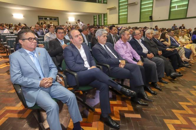 O governador do Estado do Pará, Helder Barbalho, juntamente com o vice Lúcio Vale, participou, na manhã desta quarta-feira (17), da entrega de outorga Doutor Honoris Causa, concedida pela Universidade Federal Rural da Amazônia (Ufra), a Anivaldo Vale. A cerimônia ocorreu na sede na universidade, como parte das comemorações dos 68 anos da instituição.

FOTO: MARCO SANTOS / AGÊNCIA PARÁ
DATA: 17.04.2019
BELÉM - PARÁ <div class='credito_fotos'>Foto: Marco Santos / Ag. Pará   |   <a href='/midias/2019/originais/76053961-83a2-4b7a-ab9b-48bc70bc65a3.jpg' download><i class='fa-solid fa-download'></i> Download</a></div>