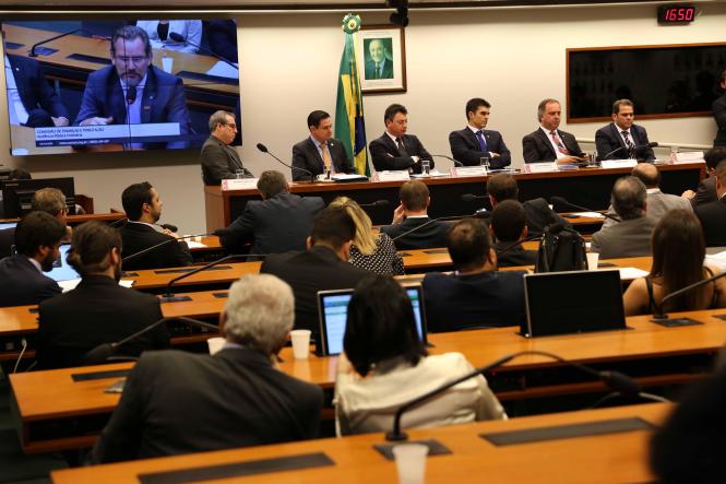 Em Brasília (DF) para cumprir extensa agenda de trabalho com representantes do Governo Federal, o governador do Pará, Helder Barbalho, voltou a insistir na urgência de uma definição sobre a regulamentação das compensações para as perdas causadas pela Lei Kandir. 

FOTO: JAILSON SAM / DIVULGAÇÃO
DATA: 09.04.2019
BRASÍLIA - DF <div class='credito_fotos'>Foto: Jailson Sam / Divulgação   |   <a href='/midias/2019/originais/7609849c-d3f2-4afa-8be7-4fcb06b8ad93.jpg' download><i class='fa-solid fa-download'></i> Download</a></div>
