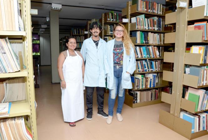Incentivo e dedicação. Isso foi o que levou os estudantes do curso de Biblioteconomia do Instituto de Educação do Estado do Pará (IEEP), Camilo Monteiro e Suzany Gonçalvez, a recuperarem mais de 110 livros da biblioteca Engenheiro Agrônomo Milton Albuquerque, da Embrapa. O trabalho durou 90 dias (tempo de estágio dos estudantes) e encerra neste mês.

FOTO: ASCOM / SEDUC - PA
DATA: 15.03.2019
BELÉM - PARÁ <div class='credito_fotos'>Foto: ASCOM SEDUC   |   <a href='/midias/2019/originais/76316ebc-0ec1-4587-ad77-1b7be317672b.jpg' download><i class='fa-solid fa-download'></i> Download</a></div>
