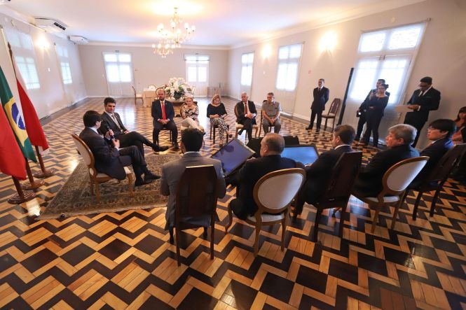 O governador do Estado, Helder Barbalho, e o vice, Lúcio Vale, receberam o presidente da Câmara de Comércio e Indústria Brasil-China, Charles Tang no início da tarde desta segunda-feira (22), no Palácio do Governo, em Belém. O representante chinês apresentou ao chefe do Executivo estadual as oportunidades de investimentos que o país pode fazer no Pará, em áreas como infraestrutura, saneamento básico e mineração.

FOTO: MARCO SANTOS / AGÊNCIA PARÁ
DATA: 22.04.2019
BELÉM - PARÁ <div class='credito_fotos'>Foto: Marco Santos / Ag. Pará   |   <a href='/midias/2019/originais/76387ccc-f6f9-4809-bf9b-11a09c88ada6.jpg' download><i class='fa-solid fa-download'></i> Download</a></div>