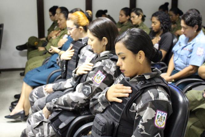 O dia 1º de fevereiro de 1982 marcou para sempre a história da mulher na Polícia Militar do Pará, como a primeira vez que a instituição permitiu a entrada delas na corporação. Hoje, a PM do Pará já soma mais de 1.800 mulheres e, para celebrar os 37 anos da inserção feminina, foi realizado um culto ecumênico, na manhã desta sexta-feira (1º), no auditório do Comando Geral da PM, em Belém. 

FOTO: ASCOM PM-PA
DATA: 01.02.2019
BELÉM - PARÁ <div class='credito_fotos'>Foto: Ascom PMPA   |   <a href='/midias/2019/originais/7645cecc-35d1-4e67-a8f1-050cd0acc54d.jpg' download><i class='fa-solid fa-download'></i> Download</a></div>