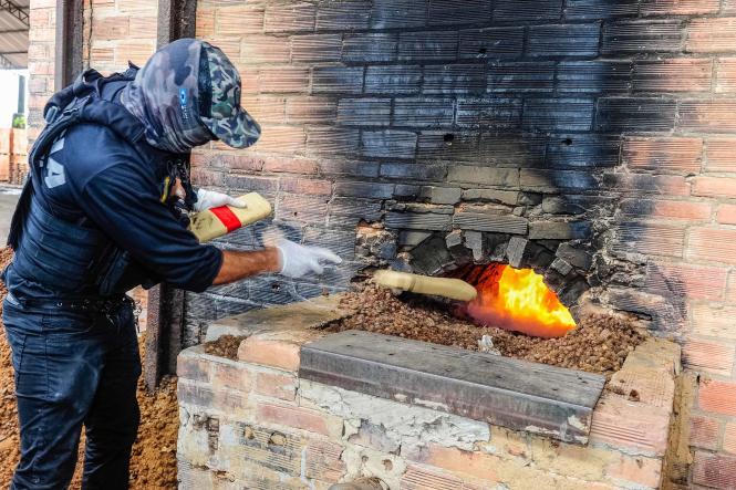 A Polícia Civil do Pará incinerou, na manhã desta segunda-feira (11), cerca de uma tonelada de drogas, dentre elas maconha, cocaína e derivados. A incineração foi realizada em uma indústria de cerâmica, localizada em Marituba, região metropolitana de Belém, após autorização judicial. Segundo o delegado Augusto Potiguar, diretor da Divisão Estadual de Narcóticos (Danarc), a maior parte das drogas foi apreendida no início deste ano e outra parte no primeiro semestre do ano passado, como resultado de operações policiais de combate ao tráfico de drogas. A incineração contou com as presenças de representantes do Ministério Público do Estado e Vigilância Sanitária.

FOTO: ASCOM / POLÍCIA CIVIL
DATA: 11.03.2019
BELÉM - PA <div class='credito_fotos'>Foto: Ascom / Polícia Civil   |   <a href='/midias/2019/originais/764c0eae-45c6-4938-bec2-c15ee77a35a5.jpg' download><i class='fa-solid fa-download'></i> Download</a></div>