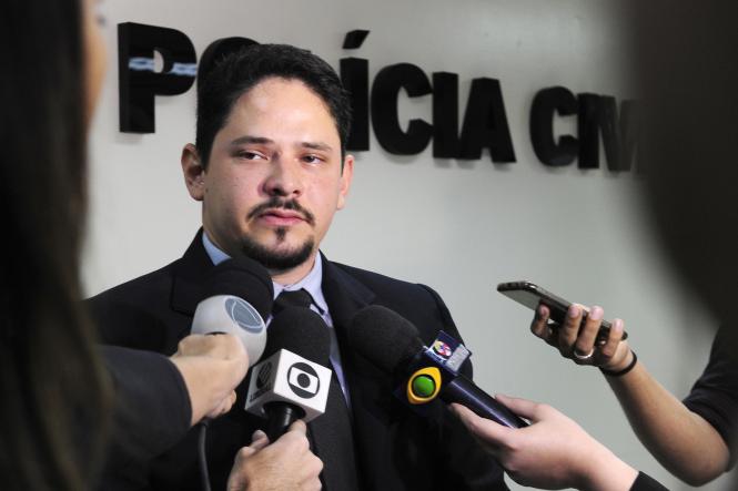 A Polícia Civil do Pará apresentou, nesta sexta-feira (22), em entrevista coletiva na sede da Delegacia-Geral, em Belém, armamento e outros materiais apreendidos após uma troca de tiros com dois envolvidos no roubo à agência do Banpará que fica em Bonito, nordeste do Estado. As informações foram repassadas pelos delegados Fausto Bulcão, titular da Delegacia de Repressão a Roubos a Bancos e Antissequestro (DRRBA), e pelo delegado Sérvulo Cabral, diretor de Polícia Especializada (DPE). 

FOTO: ASCOM/ POLÍCIA CIVIL
DATA: 22.03.2019
BELÉM - PA <div class='credito_fotos'>Foto: ASCOM / POLÍCIA CÍVIL   |   <a href='/midias/2019/originais/76a11ad7-68c0-48ac-aaa1-9bf1d44ae2bd.jpg' download><i class='fa-solid fa-download'></i> Download</a></div>