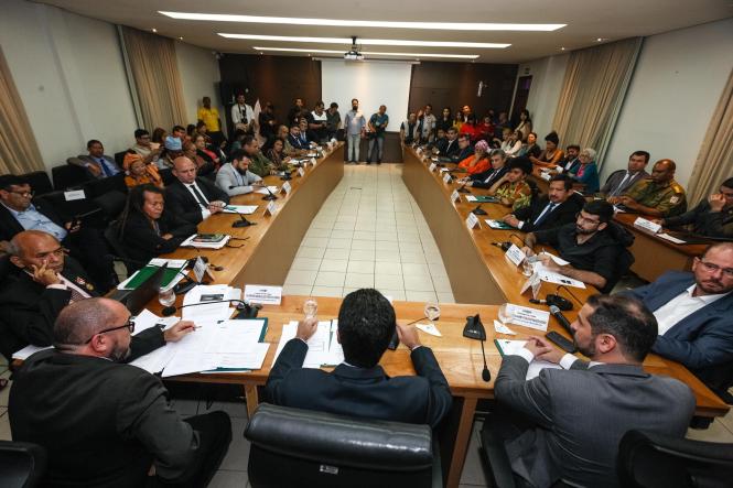 Foram empossados, nesta quinta-feira (21), no plenário da Secretaria de Estado de Segurança Pública e Defesa Social do Pará (Segup), os membros e presidente do Conselho Estadual de Segurança Pública (Consep) dando início ao trabalho do colegiado para o biênio 2019/2020. O governador do estado, Helder Barbalho, foi homenageado durante a sessão especial, por priorizar em sua gestão as questões de segurança e cidadania. Essa foi a primeira vez que um chefe de estado se fez presente em uma reunião do conselho.

FOTO: WAGNER SANTANA / AGÊNCIA PARÁ
DATA: 21.02.2019
BELÉM - PA <div class='credito_fotos'>Foto: Wagner Santana / Ag. Pará   |   <a href='/midias/2019/originais/76c0d37e-4450-4571-8b0c-2b4906e556bb.jpg' download><i class='fa-solid fa-download'></i> Download</a></div>