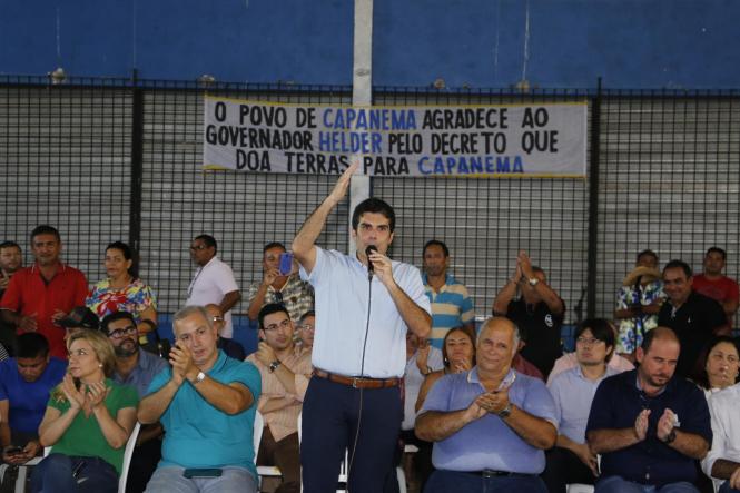 O município de Capanema, no nordeste paraense, deu um importante passo neste sábado (09) rumo à concretização da regularização fundiária urbana. O governador Helder Barbalho esteve na sede municipal para assinar o Decreto 2.056/18, que oficializa a entrega do título da área patrimonial do município à Prefeitura. Com isso, o Executivo municipal pode começar o processo de cadastramento dos imóveis, para posterior entrega dos títulos de posse aos proprietários. A expectativa da Prefeitura de Capanema é que o decreto permita a regularização de mais de 23 mil imóveis da área urbana e dos distritos de Tauari e Mirasselvas, o que representa uma abrangência de 80% da área do município.


FOTO: MARCELO SEABRA / AGÊNCIA PARÁ
DATA: 09.03.2019
CAPANEMA - PARÁ

 <div class='credito_fotos'>Foto: Marcelo Seabra / Ag. Pará   |   <a href='/midias/2019/originais/76d48e6a-7b33-4686-9b59-c88942f19345.jpg' download><i class='fa-solid fa-download'></i> Download</a></div>