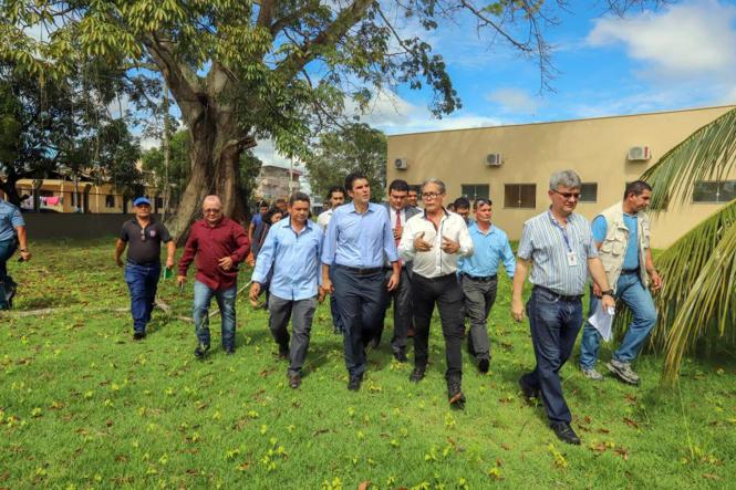 Na manhã desta quarta-feira (9), o governador do Estado, Helder Barbalho, esteve em Abaetetuba, nordeste paraense, onde realizou visita técnica às instalações do Hospital Municipal Santa Rosa. Helder vistoriou as obras que, segundo a prefeitura municipal, não foram concluídas pelo governo anterior.

FOTO: MARCO SANTOS / AG. PARÁ
DATA: 09.01.2019
ABAETETUBA - PARÁ <div class='credito_fotos'>Foto: Marco Santos / Ag. Pará   |   <a href='/midias/2019/originais/76fcaeab-ff98-4f8b-a56b-70c2b6e4911b.jpg' download><i class='fa-solid fa-download'></i> Download</a></div>