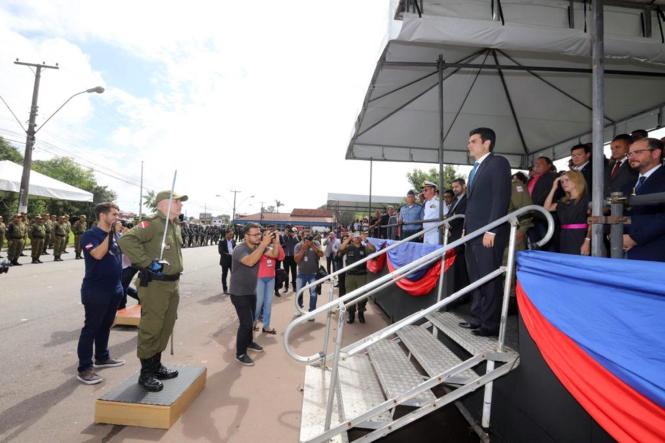 A Polícia Militar do Pará realizou, nesta terça-feira (8), na sede do Comando Geral da instituição, na rodovia Augusto Montenegro, em Belém, a solenidade de transmissão do cargo de Comandante Geral da PMPA. A cerimônia contou com a presença do governador Helder Barbalho e demais autoridades do Estado. No evento militar, o 52º comandante geral da PMPA, coronel PM José Dilson Melo de Souza Júnior, assumiu oficialmente o mais alto posto da corporação. 

FOTO: MARCO SANTOS / AG. PARÁ
DATA: 09.01.2019
BELÉM - PARÁ <div class='credito_fotos'>Foto: Marco Santos / Ag. Pará   |   <a href='/midias/2019/originais/772d238c-d5cd-4098-aa1e-ae7efb5d48ba.jpg' download><i class='fa-solid fa-download'></i> Download</a></div>