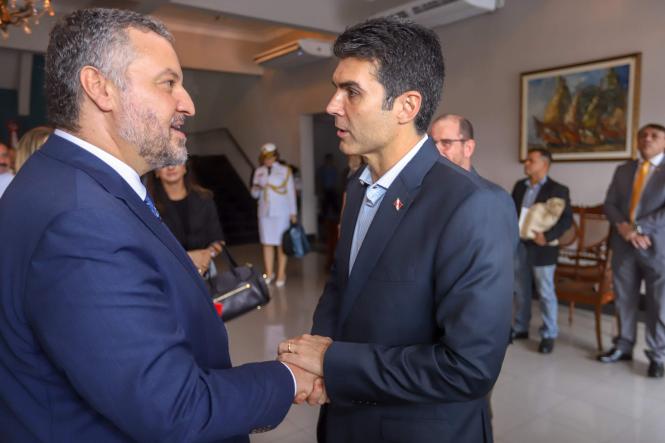 Possíveis parcerias entre os governos do Pará e do Canadá, sobretudo na área de logística, foram tratadas pelo governador Helder Barbalho com o embaixador canadense, Riccardo Savonne, no início da tarde desta segunda-feira (15), no Palácio do Governo, em Belém. Em visita oficial ao Pará, o embaixador foi recebido pelo governador, acompanhado da primeira-dama, Daniela Barbalho; do vice-governador, Lúcio Vale, e sua esposa, Andrea Vale.

FOTO: MARCO SANTOS / AGÊNCIA PARÁ
DATA: 15.04.2019
BELÉM - PA <div class='credito_fotos'>Foto: Marco Santos / Ag. Pará   |   <a href='/midias/2019/originais/77529caf-fb69-4d00-ad96-14e222b2cc0f.jpg' download><i class='fa-solid fa-download'></i> Download</a></div>