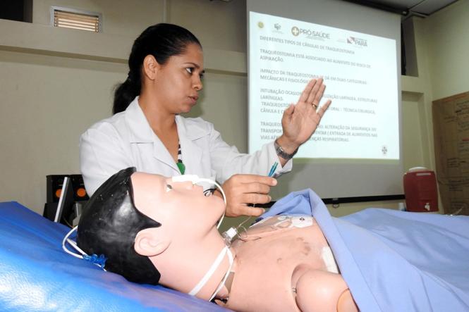 “Cuidei dos meus pais quando ficaram hospitalizados, mas encontrei muitas dificuldades”. O depoimento é da dona de casa Maria do Socorro Alves, uma das participantes do Workshop Capacitando Quem Cuida, promovido gratuitamente pelo Hospital Regional Público da Transamazônica (HRPT), gerenciado pela Pró-Saúde Associação de Assistência Social e Hospitalar, em Altamira (PA).

FOTO: ASCOM HRPT
DATA: 05.02.2019
ALTAMIRA - PARÁ <div class='credito_fotos'>Foto: ASCOM HRPT   |   <a href='/midias/2019/originais/775e9459-d240-4d3b-ae83-f0709c86c054.jpg' download><i class='fa-solid fa-download'></i> Download</a></div>