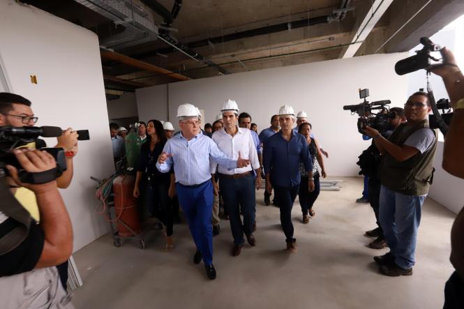 O governador Helder Barbalho vistoriou, nesta sexta-feira (25), as obras do Hospital Regional de Castanhal (HRC), e constatou que já foram investidos R$ 122 milhões em 60% da obra, mas que ainda faltam mais R$ 54 milhões para sua conclusão. Além disso, não foi comprado nenhum equipamento nem incluída previsão orçamentária para essa aquisição, que exigirá um investimento aproximado de R$ 50 milhões.

FOTO: MARCO SANTOS
DATA: 25.01.2019
CASTANHAL - PARÁ <div class='credito_fotos'>Foto: MARCO SANTOS   |   <a href='/midias/2019/originais/77911af4-8d09-442d-8c49-e6a39f820351.jpg' download><i class='fa-solid fa-download'></i> Download</a></div>