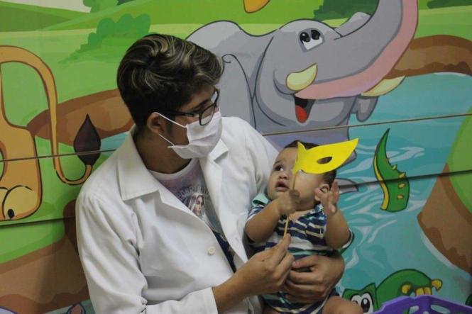 A rotina de assistência às crianças internadas no setor de Pediatria do Hospital Geral de Tailândia (HGT) está sendo bem diferente no feriadão do carnaval 2019 com a promoção de atividades lúdicas na área da “Brinquedoteca” onde eles podem assistir televisão, jogar game, leituras, contação de histórias  a produção de máscaras de carnavalescas e outras diversões monitoradas pela pedagoga Elizabett Gomes, que coordena o Grupo de Trabalho de Humanização (GTH).

FOTO: DIVULGAÇÃO
DATA: 03.03.2019
TAILÂNDIA - PA <div class='credito_fotos'>Foto: Divulgação   |   <a href='/midias/2019/originais/7793ecb4-7c16-4082-a8f5-e79ee24e6ea6.jpg' download><i class='fa-solid fa-download'></i> Download</a></div>