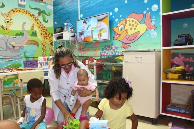 A rotina de assistência às crianças internadas no setor de Pediatria do Hospital Geral de Tailândia (HGT) está sendo bem diferente no feriadão do carnaval 2019 com a promoção de atividades lúdicas na área da “Brinquedoteca” onde eles podem assistir televisão, jogar game, leituras, contação de histórias  a produção de máscaras de carnavalescas e outras diversões monitoradas pela pedagoga Elizabett Gomes, que coordena o Grupo de Trabalho de Humanização (GTH).

FOTO: DIVULGAÇÃO
DATA: 03.03.2019
TAILÂNDIA - PA <div class='credito_fotos'>Foto: Divulgação   |   <a href='/midias/2019/originais/77950c29-0788-49f5-9e2b-0053aaca594e.jpg' download><i class='fa-solid fa-download'></i> Download</a></div>