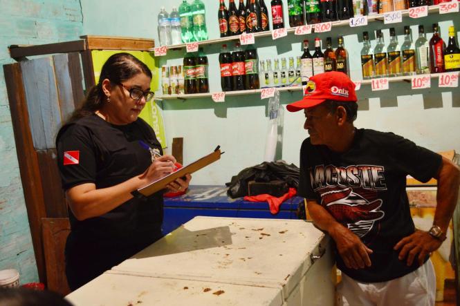 Com objetivo de coibir irregularidades e prevenir crimes e a violência durante o período do carnaval foi deflagrada, nesta terça-feira (5), no distrito de Outeiro, em Belém, a operação Pacificação, que consiste na vistoria de estabelecimentos que desempenham atividade comercial, como bares, lanchonetes, restaurantes, depósitos de bebidas, entre outros. Durante a fiscalização 11 bares foram autuados.
Na foto Jivago Ferreira

FOTO: ASCOM / ELIELSON MODESRO
DATA: 06.03.2019
OUTEIRO - PA <div class='credito_fotos'>Foto: Elielson Modesto / Ascom Segup   |   <a href='/midias/2019/originais/77a828fb-ce70-4506-a832-0674aa837a0e.jpg' download><i class='fa-solid fa-download'></i> Download</a></div>