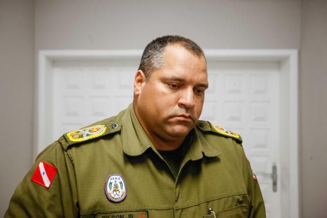 O comandante da Polícia Militar do Pará (PM-PA), coronel Dilson Júnior, entregou ao governador do Estado, Helder Barbalho, na tarde desta quinta-feira, 07, no Palácio do Governo, 15 propostas de lei para modernizar a gestão da PM e garantir benefícios aos servidores da corporação, como é o caso da licença maternidade de 180 dias para as policiais femininas.

FOTO: MARCELO SEABRA / AGÊNCIA PARÁ
DATA: 07.03.2019
BELÉM - PA <div class='credito_fotos'>Foto: Marcelo Seabra / Ag. Pará   |   <a href='/midias/2019/originais/77cb12ef-61cd-44d3-bf6b-be092e041e9a.jpg' download><i class='fa-solid fa-download'></i> Download</a></div>
