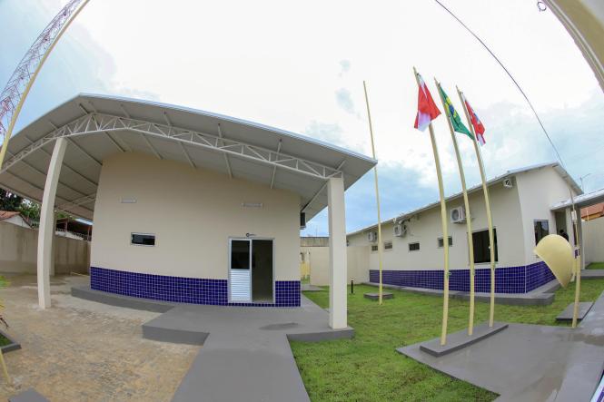 O governador do Estado, Helder Barbalho, entregou neste sábado (2), a nova delegacia do município de Jacundá e um posto de identificação no município do sudeste do Pará. O espaço passou por uma reforma completa, que foi realizada com recursos do Fundo de Investimento em Segurança Pública (FISP), com custo total de R$ 987.633,15.

FOTO: MARCO SANTOS/AG. PARÁ
DATA: 31.01.2019
JACUNDÁ - PARÁ <div class='credito_fotos'>Foto: Marco Santos / Ag. Pará   |   <a href='/midias/2019/originais/77cbf8e9-4169-42e1-89d1-9535337da9de.jpg' download><i class='fa-solid fa-download'></i> Download</a></div>