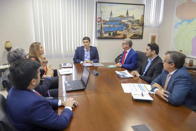 O Governo do Pará vai criar um Grupo de Trabalho (GT) para tratar, especificamente, de obras paralisadas em todo o território paraense, sobretudo na área de saneamento, e cujos recursos foram repassados ao Estado pela Fundação Nacional de Saúde (Funasa). O governador Helder Barbalho reuniu-se, na tarde desta terça-feira (7), com o superintendente estadual da Fundação, José Raimundo Cardoso, no Palácio do Governo, e determinou a implantação do GT, que deve avaliar as mais de 50 obras sem continuação.

FOTO: MARCO SANTOS / AGÊNCIA PARÁ
DATA: 07.05.2019
BELÉM - PARÁ <div class='credito_fotos'>Foto: Marco Santos / Ag. Pará   |   <a href='/midias/2019/originais/77f2eb78-76ec-41a2-bee1-cbe9cc953f75.jpg' download><i class='fa-solid fa-download'></i> Download</a></div>