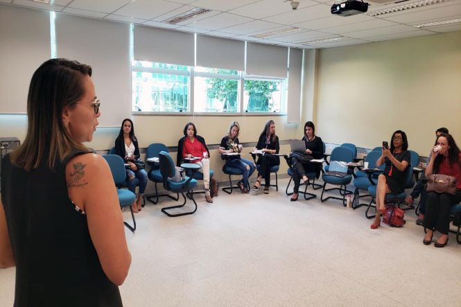 O Estado do Pará apresentou as ações de promoção da saúde mental e física oferecidas ao servidor das unidades prisionais na 1ª Reunião Técnica de Saúde e Qualidade de Vida do Servidor Penitenciário, promovida pelo Departamento Nacional Penitenciário (Depen), em Brasília (DF). Thais Santalices, coordenadora de Assistência e Valorização do Servidor (Cavs), da Superintendência do Sistema Penitenciário do Estado do Pará (Susipe), representou o órgão no evento nacional. O objetivo da Reunião Técnica foi apresentar ao Depen as ações e os programas já desenvolvidos para o servidor penitenciário pelas administrações estaduais.

FOTO; ASCOM / SUSIPE
DATA: 18.04.2019
BELÉM - PARÁ <div class='credito_fotos'>Foto: ASCOM / SUSIPE   |   <a href='/midias/2019/originais/77faea53-83f9-4dc9-ba5c-18f82bfc2629.jpg' download><i class='fa-solid fa-download'></i> Download</a></div>