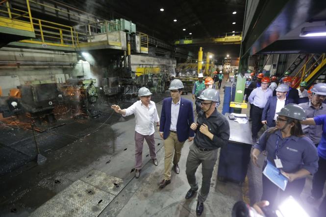 A revitalização do Distrito Industrial de Marabá e o apoio às empresas locais e às que desejam se instalar na região foi a tônica do discurso do governador Helder Barbalho em visita realizada às instalações da empresa Sinobras, na noite da quinta-feira (4), em Marabá. Aproveitando um intervalo entre as reuniões com dirigentes locais, ele fez uma pausa para a visita e ouviu empresários da Associação Comercial de Marabá.

FOTO: MARCELO SEABRA / AGENCIA PARA
DATA: 05.04.2019
MARABA - PARA <div class='credito_fotos'>Foto: Marcelo Seabra / Ag. Pará   |   <a href='/midias/2019/originais/7814b91c-118c-4e53-9fa5-815370f42979.jpg' download><i class='fa-solid fa-download'></i> Download</a></div>