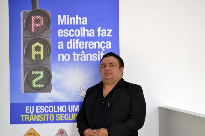 O Departamento Estadual de Trânsito (Detran) em parceria com o Fundo das Nações Unidas para a Infância (Unicef) anunciou uma série de ações que buscam reduzir os acidentes de trânsito e incentivar os municípios do Pará a conseguir alcançar o Selo Unicef. O anúncio foi feito pelo novo coordenador de educação de trânsito do Detran, Victor Oliveira (foto), durante a sua primeira reunião com os servidores nesta segunda-feira (21). 

FOTO: ASCOM DETRAN
DATA: 21.01.2019
BELÉM - PARÁ <div class='credito_fotos'>Foto: ASCOM DETRAN   |   <a href='/midias/2019/originais/7814daad-b0b2-4330-9a03-e6f44e51e4ea.jpg' download><i class='fa-solid fa-download'></i> Download</a></div>