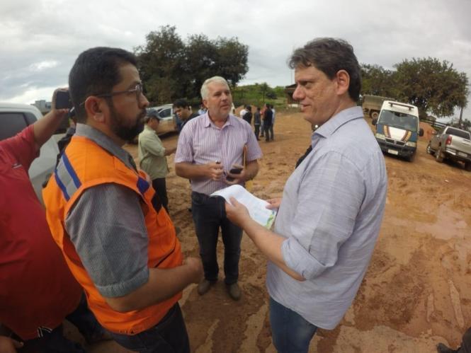 Uma comitiva do Governo do Pará vistoriou e percorreu, na quarta-feira (6), os pontos críticos da BR-163, entre Morais de Almeida e Novo Progresso, principalmente no trecho conhecido como Serra da Anita, onde vistoriaram as obras emergenciais realizadas no local. O objetivo é conseguir a liberação, o quanto antes, dos trechos congestionados após as fortes chuvas que ocorreram no local esta semana e deixaram a pista escorregadia e sem trafegabilidade.


FOTO: NAYAN GOMES / DIVULGAÇÃO
DATA: 07.03.2019
BELÉM - PARÁ <div class='credito_fotos'>Foto: Nayan Gomes / Divulgação   |   <a href='/midias/2019/originais/787a5b43-72ba-4440-89db-6219e6dbcab9.jpg' download><i class='fa-solid fa-download'></i> Download</a></div>