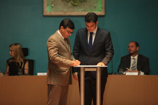 Na primeira manhã de trabalho do Governador Helder Barbalho, nesta quarta-feira (02), foi assinado ofício enviado ao Ministro da Justiça e Segurança Pública, Sérgio Fernando Moro, solicitando o emprego de 500 agentes da Força Nacional de Segurança Pública para imediato reforço do efetivo local e preservação da ordem pública. Helder ainda deu posse aos secretários, presidentes de instituições e diretores que fazem parte de sua equipe. Logo no inicio da manhã Helder Barbalho visitou as tropas da ação integrada da Secretaria de Estado de Segurança Pública (Segup) que leva o reforço da segurança para os bairros de Belém envolvendo cerca de 400 agentes. Durante a posse dos novos secretários (foto) o governador Helder Barbalho ressaltou a absoluta confiança nos nomeados cujas escolhas foram pautadas fundamentalmente por critérios técnicos e de acordo com a qualificação profissional de cada um deles. Para ele os critérios de escolha utilizados “permitirão um novo patamar de gestão ao Estado e que possamos o quanto antes fazer chegar à sociedade paraense as mudanças desejadas e reivindicadas por cada cidadão deste Estado”, comentou.

FOTO: CRISTINO MARTINS / AG. PARÁ
DATA: 02.01.2019
BELÉM - PARÁ <div class='credito_fotos'>Foto: Cristino Martins/Ag. Pará   |   <a href='/midias/2019/originais/78efbc19-287c-4176-a19d-eb20ac6e8181.jpg' download><i class='fa-solid fa-download'></i> Download</a></div>