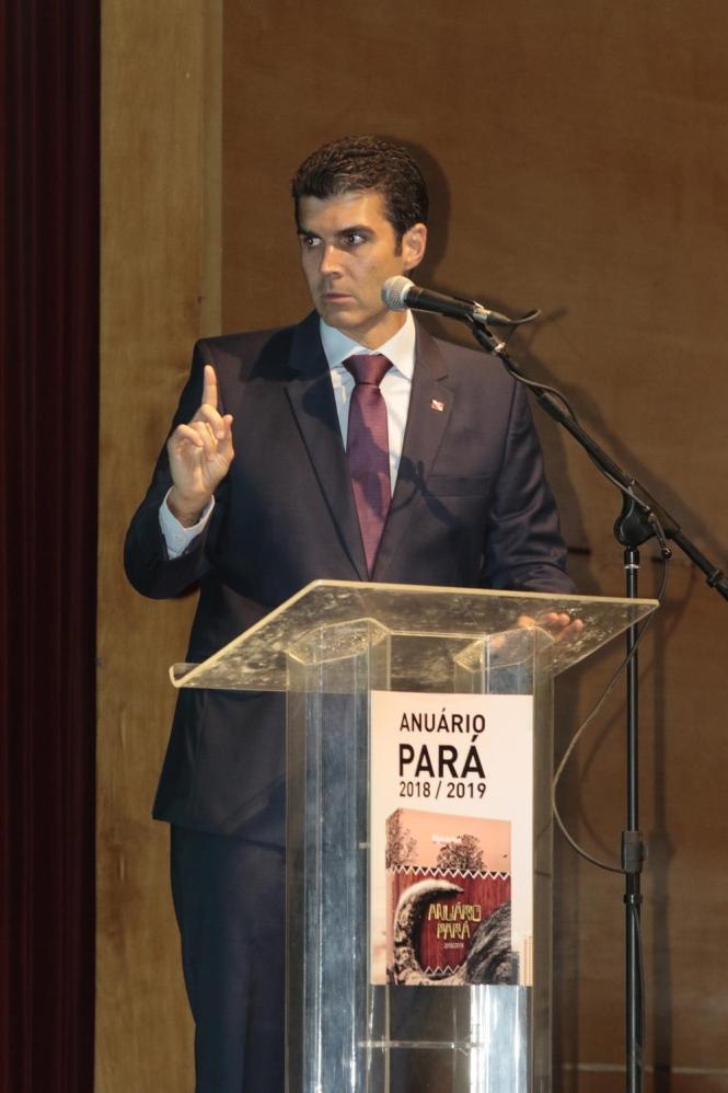 Durante a próxima missão do Programa Governo por Todo o Pará, que percorre Marabá e região entre os dias 2 e 5 de abril, será publicado o decreto permitindo a isenção de ICMS em 17% para a operação de ferro-gusa. A medida, que deve promover a abertura de 7 a 10 mil empregos imediatos, foi anunciada por Helder Barbalho durante o lançamento da 9ª edição do Anuário do Pará, na noite desta segunda-feira, 25, no teatro Maria Sylvia Nunes da Estação das Docas. 

FOTO: RICARDO AMANAJÁS / AGÊNCIA PARÁ
DATA: 26.03.2019
BELÉM - PARÁ <div class='credito_fotos'>Foto: Ricardo Amanajás / Ag. Pará   |   <a href='/midias/2019/originais/78f01747-dbb0-4aac-b49b-f6648df35c09.jpg' download><i class='fa-solid fa-download'></i> Download</a></div>