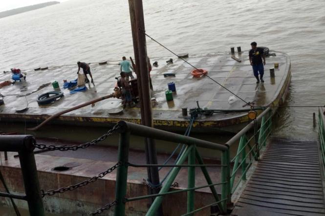 á estão em andamento os serviços de resgate e recuperação do flutuante do Porto de Camará, em Salvaterra, na Ilha do Marajó, que submergiu no último domingo (13). Técnicos da Setran acompanham os trabalhos realizados por equipes da empresa Bannach Navegação, com vistas à normalização dos embarques e desembarques a partir desta quarta-feira (16).

FOTO: ASCOM SETRAN 
DATA: 15.01.2019
BELÉM - PARÁ <div class='credito_fotos'>Foto: ASCOM SETRAN   |   <a href='/midias/2019/originais/790c20ce-53bd-4b1d-94ad-79dc74ab4242.jpg' download><i class='fa-solid fa-download'></i> Download</a></div>